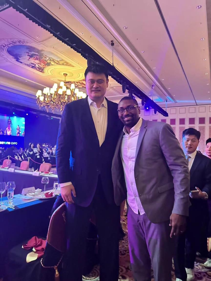 阿泰斯特曬與姚明合照：這是我最喜歡的隊(duì)友 姚??！