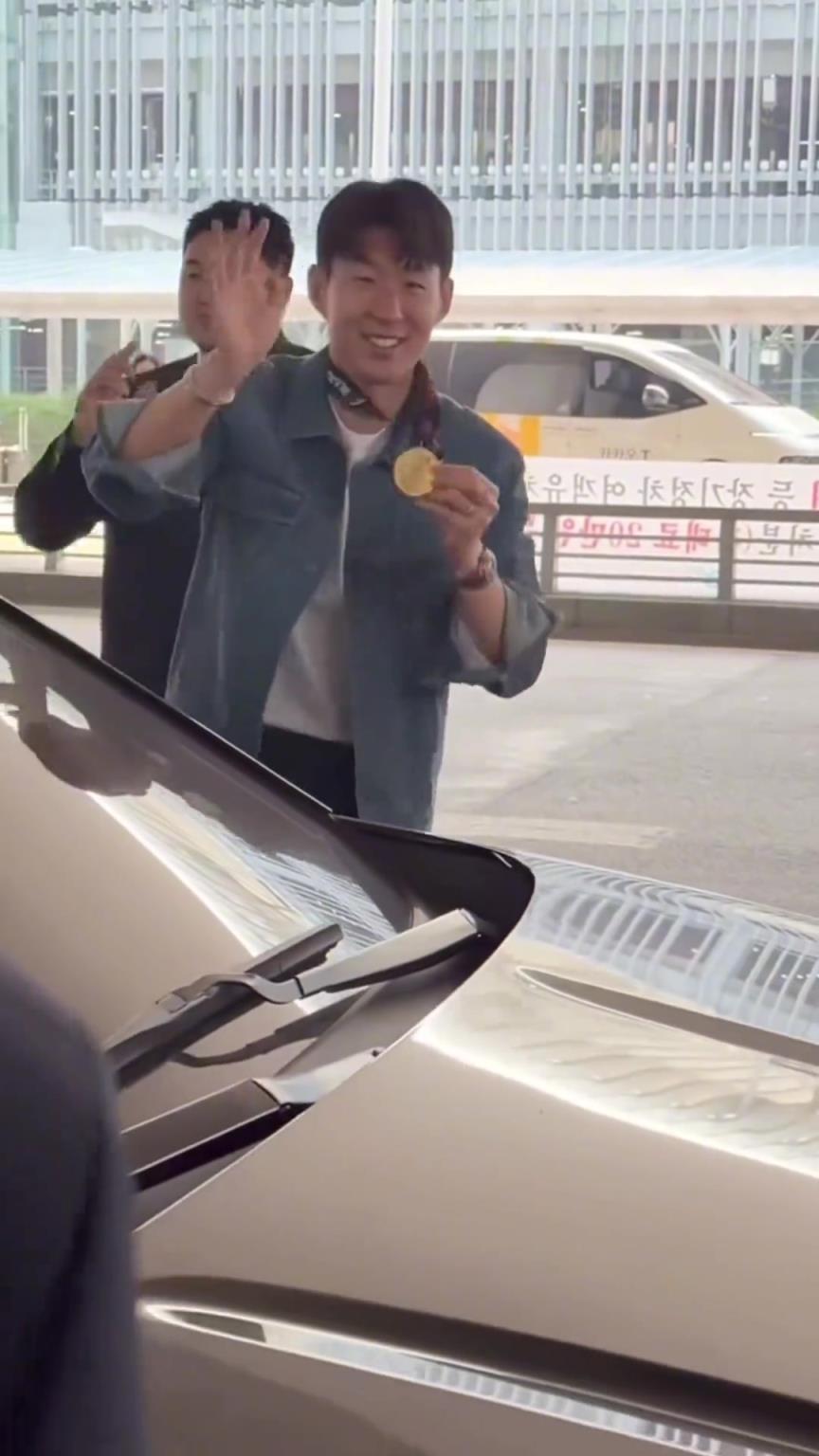 衣錦還鄉(xiāng)！孫興慜返回韓國(guó)，眾多女球迷讓其把歐聯(lián)獎(jiǎng)牌戴上