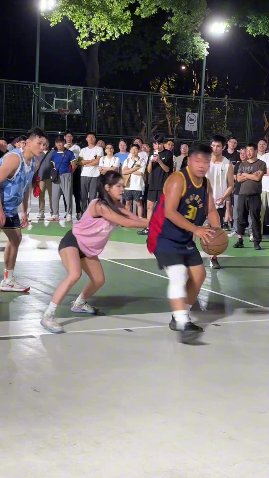這哥們看見防自己的是女生，一個勁背打，球也不傳了